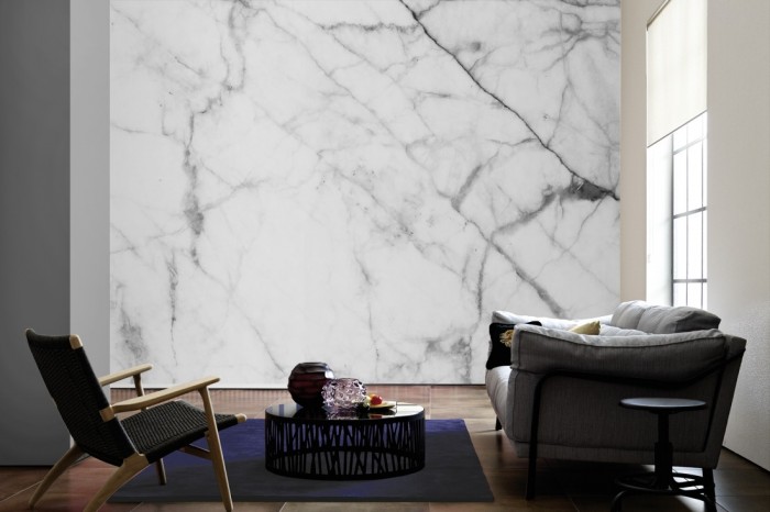 Im Wohnzimmer die Fototapete Marmor Wand, weißer Stein auf einer großen Wand tapeziert. Die Fototapete Marmor Wand, weißer Stein ist als Vlies-Fototapete im Wohnzimmer leicht zu tapezieren.