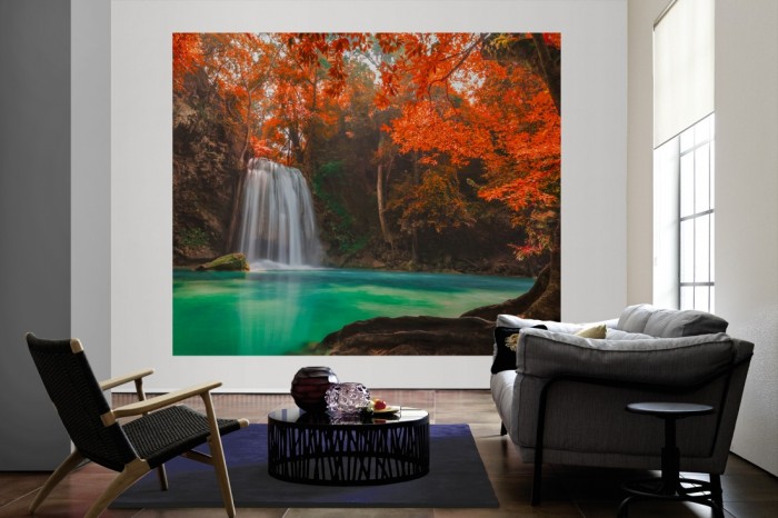 Die Fototapete Wasserfall im Herbst, Erawan Park, Thailand als große Bildtapete im Wohnzimmer. Als Bildtapete ist die Fototapete Wasserfall im Herbst, Erawan Park, Thailand ein besonderes Highlight auf Vliestapete.