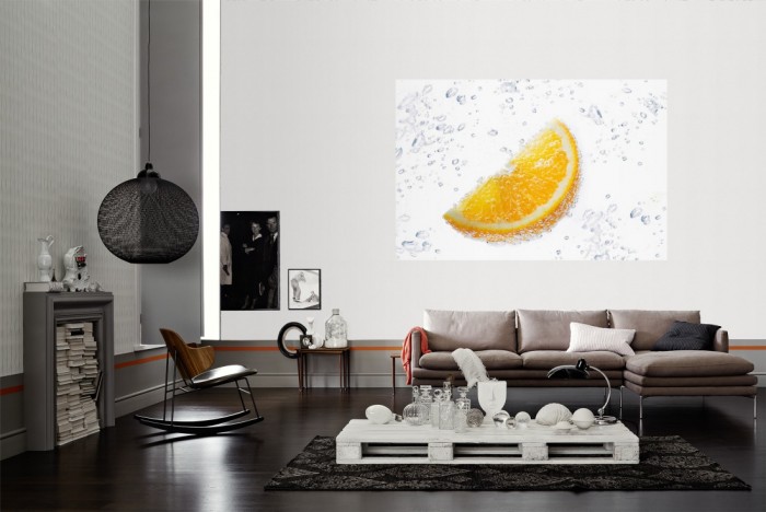 Die Fototapete Orange im Wasser als Wandbild im Wohnzimmer. Die Vlies-Fototapete Orange im Wasser verschönert als Wandbild Deine Wand.