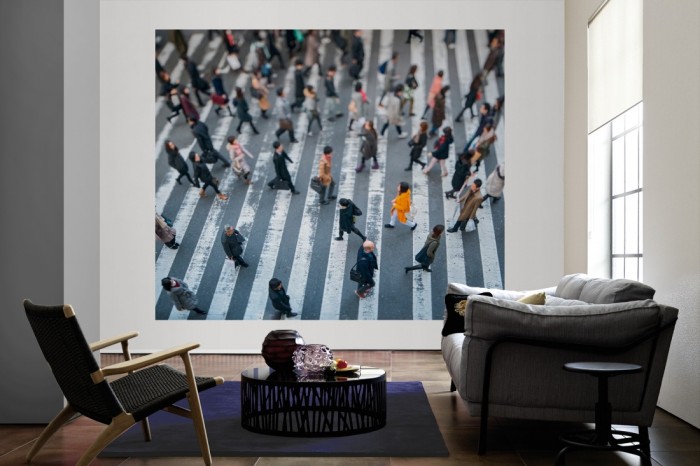 Die Fototapete Menschen in Tokio, Luftbild als große Bildtapete im Wohnzimmer. Als Bildtapete ist die Fototapete Menschen in Tokio, Luftbild ein besonderes Highlight auf Vliestapete.