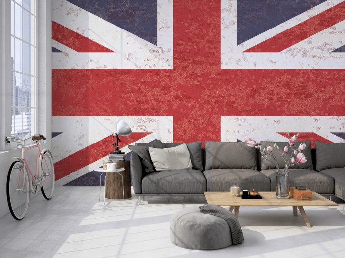 Die Fototapete Britische Flagge, Union Jack auf einer großen Wand im Loft tapeziert. Die Fototapete Britische Flagge, Union Jack wird individuell auf Deine Wand angepasst.