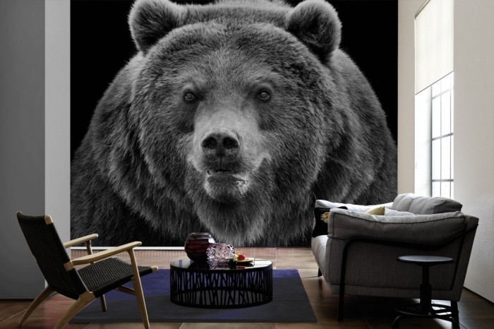 Im Wohnzimmer die Fototapete Bär, schwarz-weiß auf einer großen Wand tapeziert. Die Fototapete Bär, schwarz-weiß ist als Vlies-Fototapete im Wohnzimmer leicht zu tapezieren.