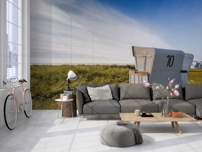 Die Fototapete Sylt, Strandkorb in den Dünen auf einer großen Wand im Loft tapeziert. Die Fototapete Sylt, Strandkorb in den Dünen wird individuell auf Deine Wand angepasst.
