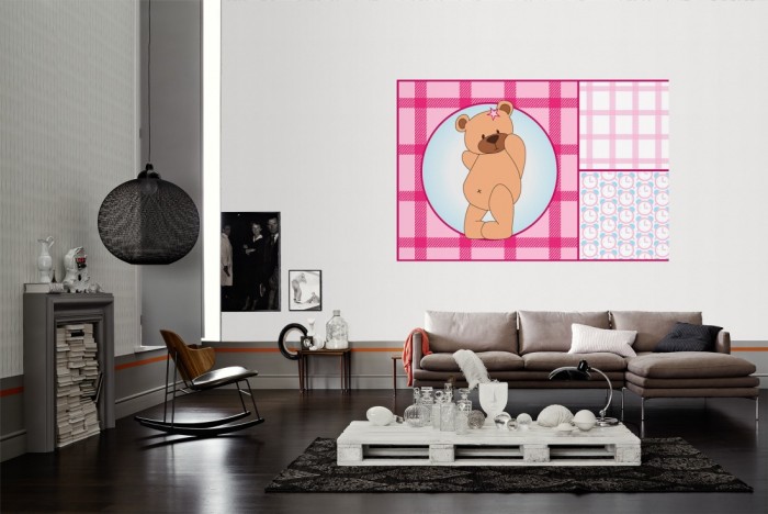 Die Fototapete Bären-Girl, Patchwork-Design als Wandbild im Wohnzimmer. Die Vlies-Fototapete Bären-Girl, Patchwork-Design verschönert als Wandbild Deine Wand.