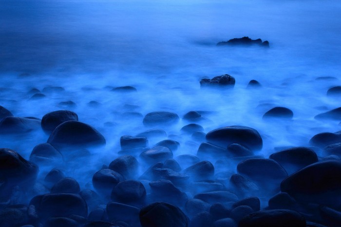 Die Fototapete Meeresküste mit Steinen im Nebel, eine Vlies-Fototapete bei Livingwalls Cologne online kaufen. Die Fototapete Meeresküste mit Steinen im Nebel ist eine Fototapete auf Maß.