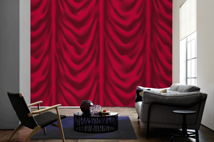 Im Wohnzimmer die Fototapete Roter Vorhang auf einer großen Wand tapeziert. Die Fototapete Roter Vorhang ist als Vlies-Fototapete im Wohnzimmer leicht zu tapezieren.