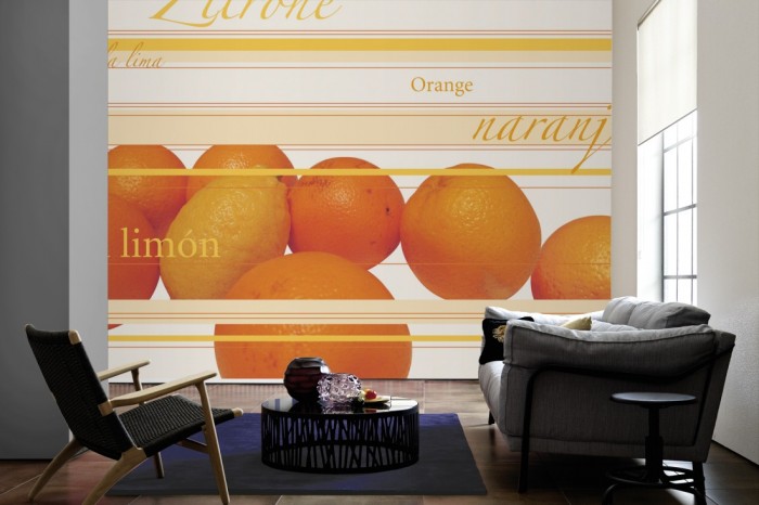 Im Wohnzimmer die Design-Fototapete Zitronen und Orangen, Artwork auf einer großen Wand tapeziert. Die Design-Fototapete Zitronen und Orangen, Artwork ist als Vlies-Fototapete im Wohnzimmer leicht zu tapezieren.