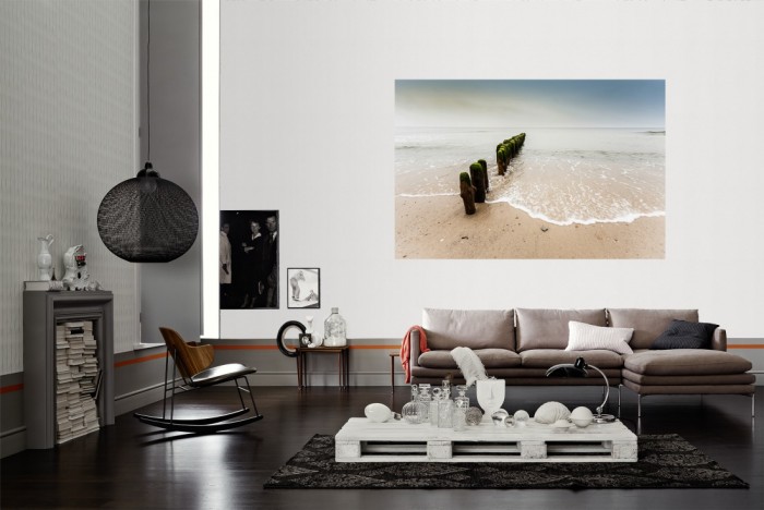 Die Fototapete Strand der Nordsee, Wellenbrecher als Wandbild im Wohnzimmer. Die Vlies-Fototapete Strand der Nordsee, Wellenbrecher verschönert als Wandbild Deine Wand.