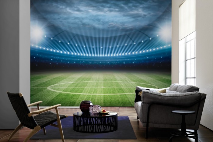 Im Wohnzimmer die Fototapete Fußball Stadtion auf einer großen Wand tapeziert. Die Fototapete Fußball Stadtion ist als Vlies-Fototapete im Wohnzimmer leicht zu tapezieren.