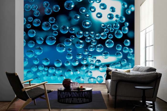 Im Wohnzimmer die Design-Fototapete Schwebende Wassertropfen auf einer großen Wand tapeziert. Die Design-Fototapete Schwebende Wassertropfen ist als Vlies-Fototapete im Wohnzimmer leicht zu tapezieren.