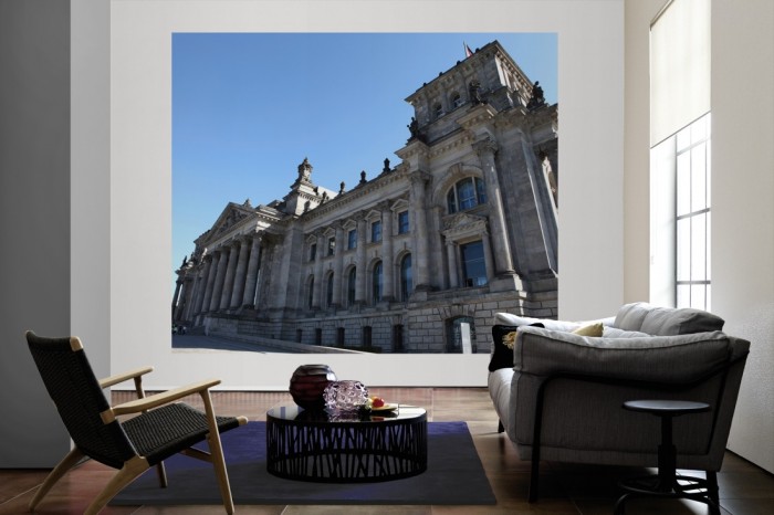 Die Fototapete Berlin, Reichstag als große Bildtapete im Wohnzimmer. Als Bildtapete ist die Fototapete Berlin, Reichstag ein besonderes Highlight auf Vliestapete.