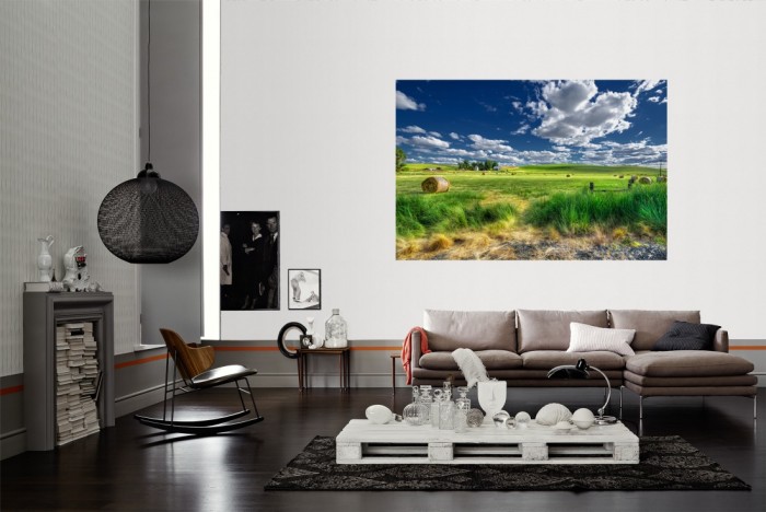 Die Fototapete Landschaft in Amerika mit Strohballen als Wandbild im Wohnzimmer. Die Vlies-Fototapete Landschaft in Amerika mit Strohballen verschönert als Wandbild Deine Wand.