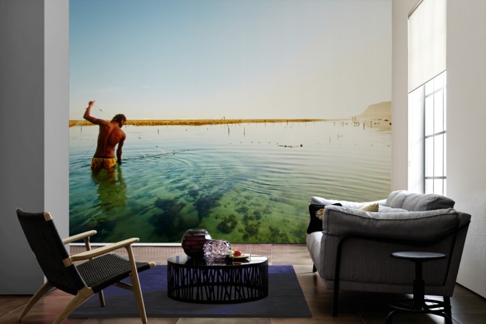 Im Wohnzimmer die Fototapete Bali, Fischer im Sonnenschein auf einer großen Wand tapeziert. Die Fototapete Bali, Fischer im Sonnenschein ist als Vlies-Fototapete im Wohnzimmer leicht zu tapezieren.