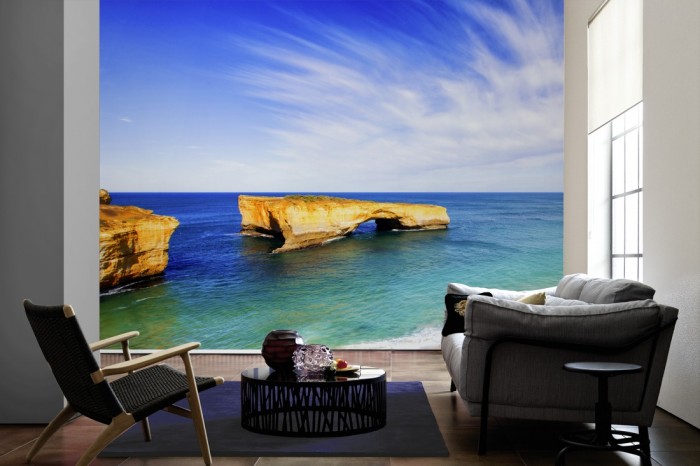 Im Wohnzimmer die Fototapete Meer in Australien, London Bridge auf einer großen Wand tapeziert. Die Fototapete Meer in Australien, London Bridge ist als Vlies-Fototapete im Wohnzimmer leicht zu tapezieren.