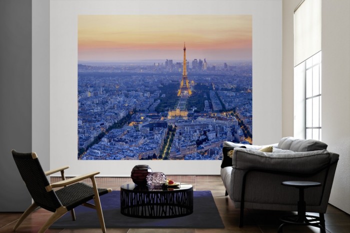 Die Fototapete Paris Panorama bei Sonnenuntergang als große Bildtapete im Wohnzimmer. Als Bildtapete ist die Fototapete Paris Panorama bei Sonnenuntergang ein besonderes Highlight auf Vliestapete.
