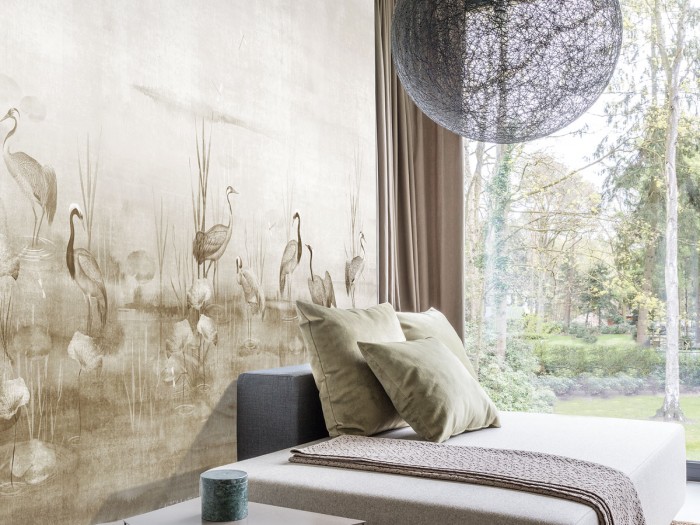 Die beige Kranichtapete Pond of Crane Wallpaper mit Kranichen im Teich.