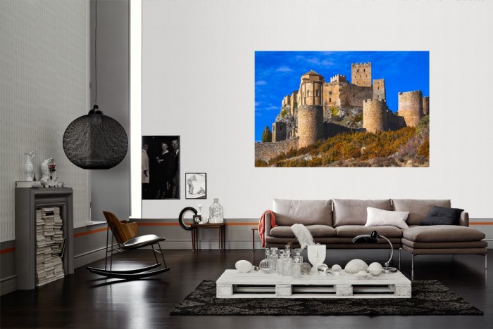 Die Fototapete Burg im Sonnenschein, Castillo de Loarre als Wandbild im Wohnzimmer. Die Vlies-Fototapete Burg im Sonnenschein, Castillo de Loarre verschönert als Wandbild Deine Wand.