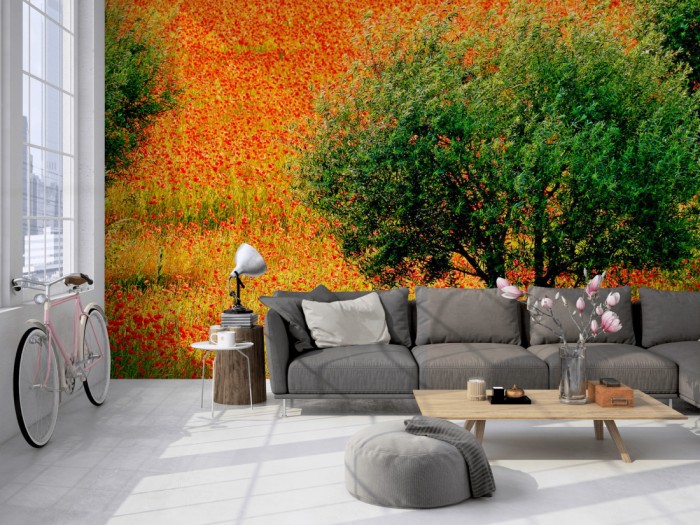 Die Fototapete Mohnblumen Feld mit Baum auf einer großen Wand im Loft tapeziert. Die Fototapete Mohnblumen Feld mit Baum wird individuell auf Deine Wand angepasst.