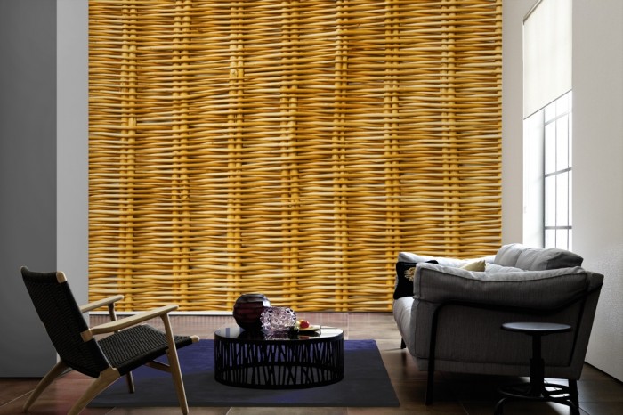 Im Wohnzimmer die Fototapete Holz Wand, Rattan Geflecht auf einer großen Wand tapeziert. Die Fototapete Holz Wand, Rattan Geflecht ist als Vlies-Fototapete im Wohnzimmer leicht zu tapezieren.