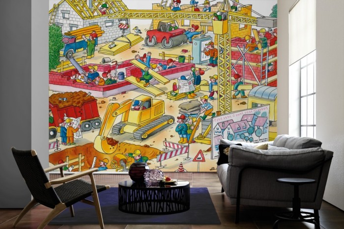 Im Wohnzimmer die Fototapete Baustelle, Wimmelbild für Kinder auf einer großen Wand tapeziert. Die Fototapete Baustelle, Wimmelbild für Kinder ist als Vlies-Fototapete im Wohnzimmer leicht zu tapezieren.