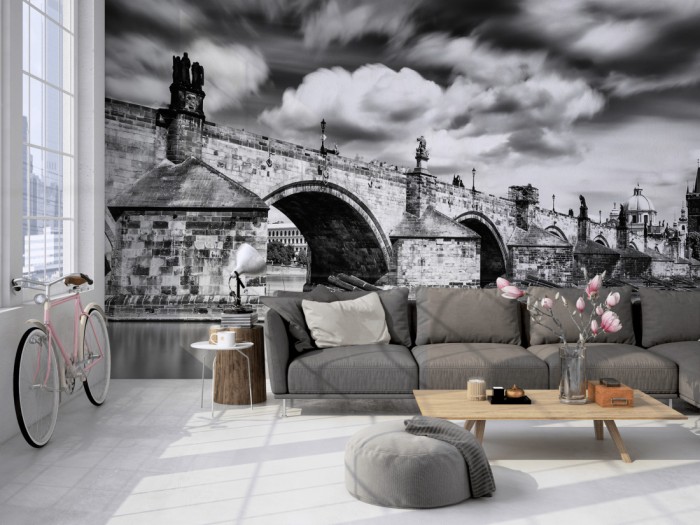 Die Fototapete Karlsbrücke in Prag, schwarz-weiß auf einer großen Wand im Loft tapeziert. Die Fototapete Karlsbrücke in Prag, schwarz-weiß wird individuell auf Deine Wand angepasst.