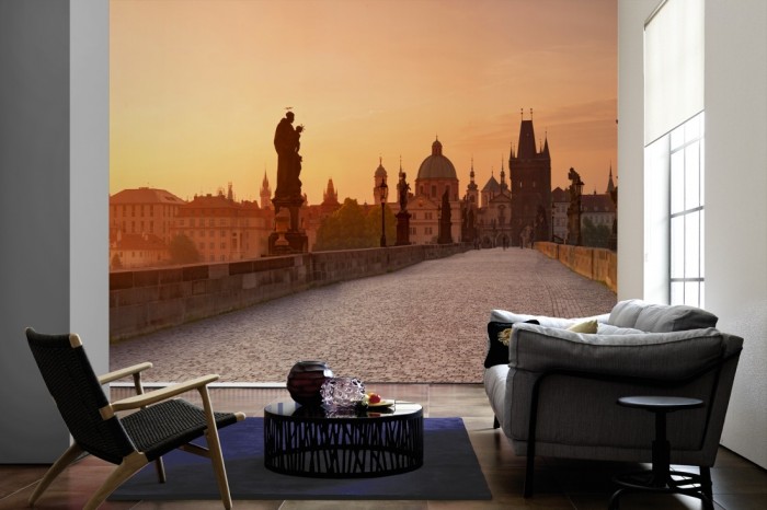 Im Wohnzimmer die Fototapete Karlsbrücke in Prag, Tschechien auf einer großen Wand tapeziert. Die Fototapete Karlsbrücke in Prag, Tschechien ist als Vlies-Fototapete im Wohnzimmer leicht zu tapezieren.
