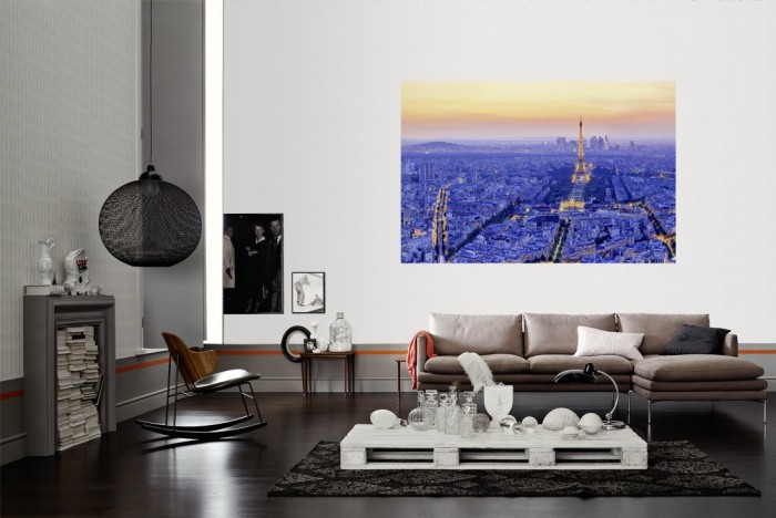 Die Fototapete Paris Panorama bei Sonnenuntergang als Wandbild im Wohnzimmer. Die Vlies-Fototapete Paris Panorama bei Sonnenuntergang verschönert als Wandbild Deine Wand.