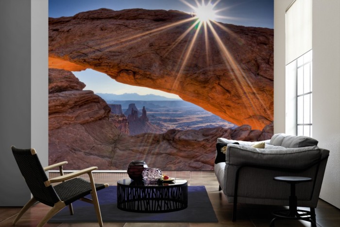 Im Wohnzimmer die Fototapete Mesa Arch Canyonlands, Utah USA auf einer großen Wand tapeziert. Die Fototapete Mesa Arch Canyonlands, Utah USA ist als Vlies-Fototapete im Wohnzimmer leicht zu tapezieren.
