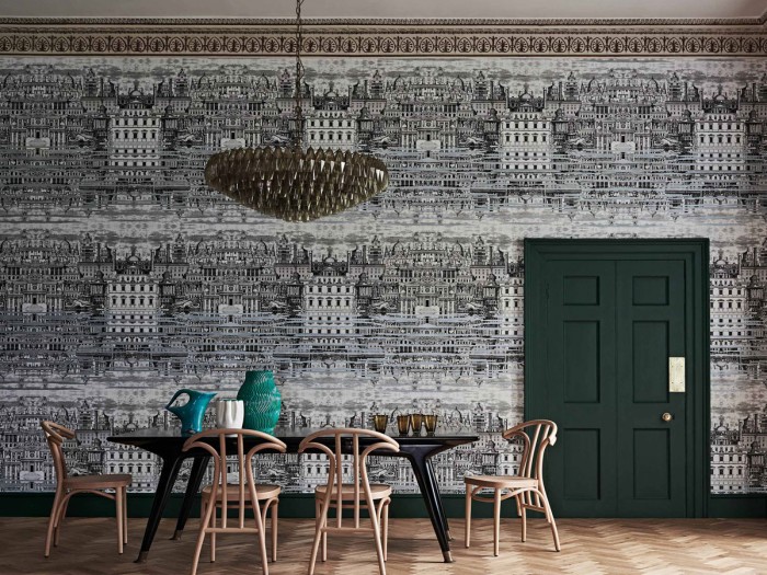 Die Fornasetti Tapete 114/20040 Riflesso auf einer Wand tapeziert