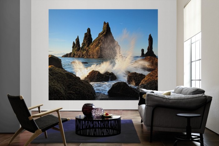 Die Fototapete Felsen im Meer als große Bildtapete im Wohnzimmer. Als Bildtapete ist die Fototapete Felsen im Meer ein besonderes Highlight auf Vliestapete.