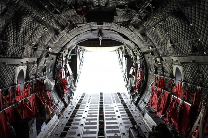 Die Fototapete Jet Ausstieg vom Laderaum, eine Vlies-Fototapete bei Livingwalls Cologne online kaufen. Die Fototapete Jet Ausstieg vom Laderaum ist eine Fototapete auf Maß.