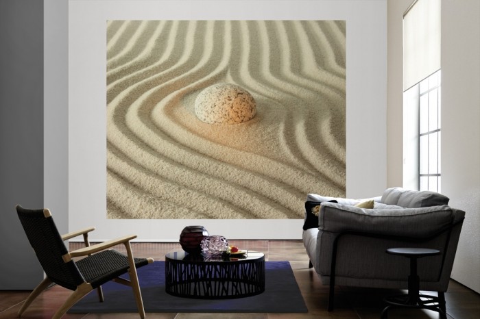 Die Fototapete Leuchtender Stein im Sand als große Bildtapete im Wohnzimmer. Als Bildtapete ist die Fototapete Leuchtender Stein im Sand ein besonderes Highlight auf Vliestapete.