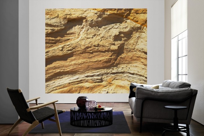 Die Fototapete Felswand, Sandstein als große Bildtapete im Wohnzimmer. Als Bildtapete ist die Fototapete Felswand, Sandstein ein besonderes Highlight auf Vliestapete.