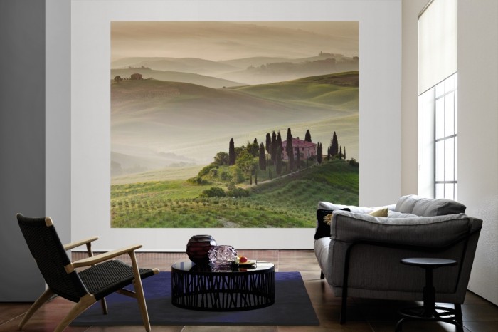 Die Fototapete Toskana im Morgennebel als große Bildtapete im Wohnzimmer. Als Bildtapete ist die Fototapete Toskana im Morgennebel ein besonderes Highlight auf Vliestapete.