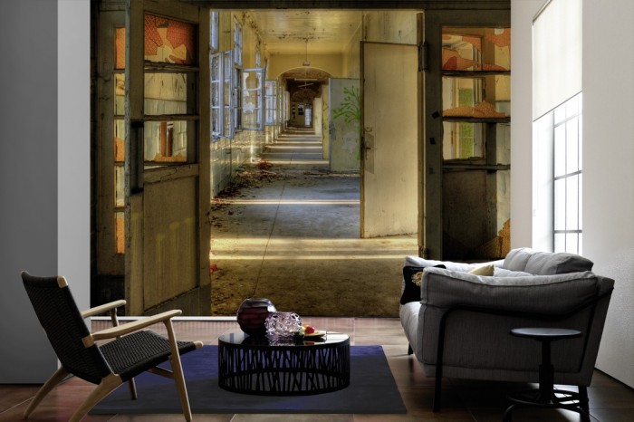 Im Wohnzimmer die Fototapete Vintage Villa Flur, Lost Places auf einer großen Wand tapeziert. Die Fototapete Vintage Villa Flur, Lost Places ist als Vlies-Fototapete im Wohnzimmer leicht zu tapezieren.