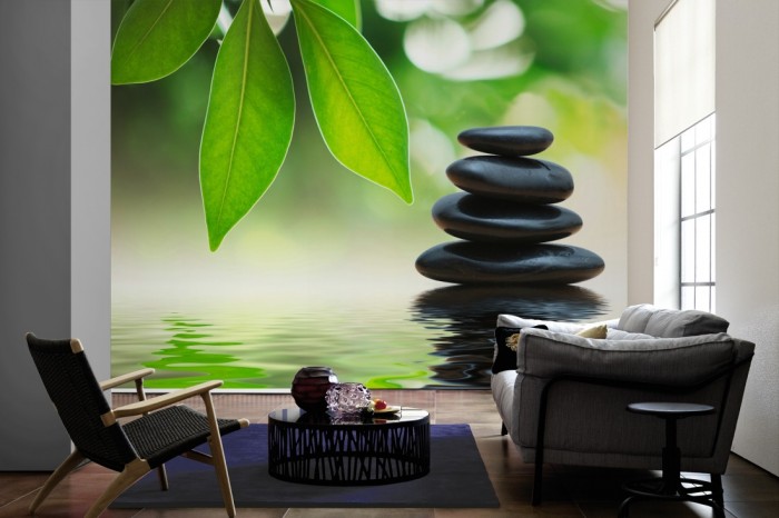 Im Wohnzimmer die Fototapete Wellness, Wellness-Steine im Wasser mit Blättern auf einer großen Wand tapeziert. Die Fototapete Wellness, Wellness-Steine im Wasser mit Blättern ist als Vlies-Fototapete im Wohnzimmer leicht zu tapezieren.