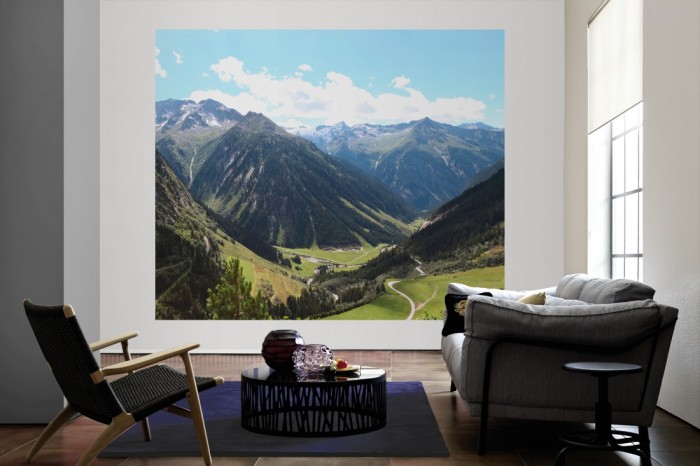 Die Fototapete Alpen Österreich, Tal der Berge als große Bildtapete im Wohnzimmer. Als Bildtapete ist die Fototapete Alpen Österreich, Tal der Berge ein besonderes Highlight auf Vliestapete.