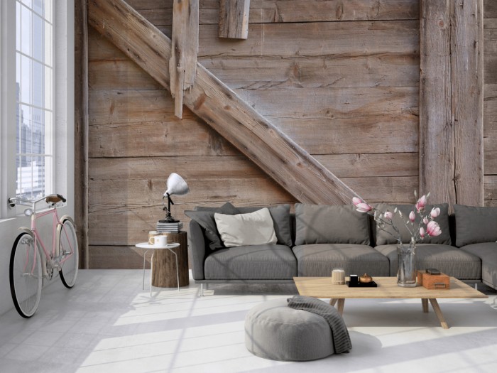 Die Fototapete Holz Wand, Scheunentor hell auf einer großen Wand im Loft tapeziert. Die Fototapete Holz Wand, Scheunentor hell wird individuell auf Deine Wand angepasst.