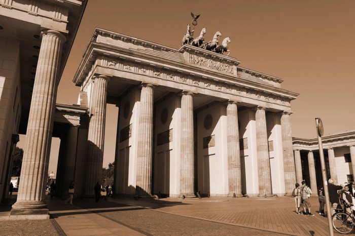 Die Fototapete Berlin, Brandenburger Tor, eine Vlies-Fototapete bei Livingwalls Cologne online kaufen. Die Fototapete Berlin, Brandenburger Tor ist eine Fototapete auf Maß.