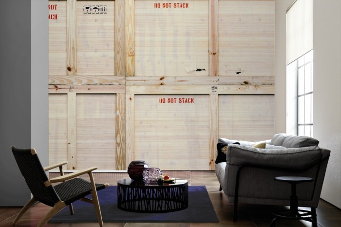 Im Wohnzimmer die Fototapete Holz Wand, Holzkisten auf einer großen Wand tapeziert. Die Fototapete Holz Wand, Holzkisten ist als Vlies-Fototapete im Wohnzimmer leicht zu tapezieren.