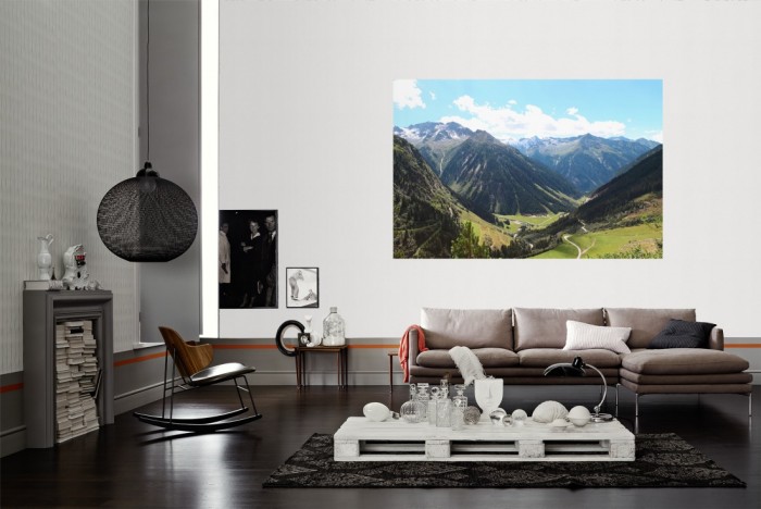 Die Fototapete Alpen Österreich, Tal der Berge als Wandbild im Wohnzimmer. Die Vlies-Fototapete Alpen Österreich, Tal der Berge verschönert als Wandbild Deine Wand.