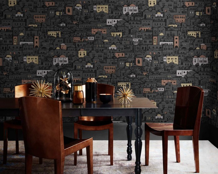 Ein Raumfoto der Fornasetti Tapete 114/7014 Mediterranea von Cole & Son