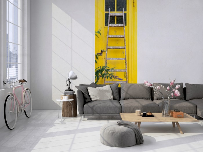Das 3D-Fotopanel Gelbe Tür im Innenhof tapeziert in einem Loft. Bestelle die Bildtapete für Deine Wand online.