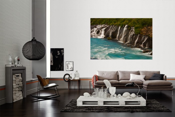 Die Fototapete Wasserfall in Island, Hraunfossar als Wandbild im Wohnzimmer. Die Vlies-Fototapete Wasserfall in Island, Hraunfossar verschönert als Wandbild Deine Wand.