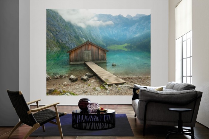 Die Fototapete Bergsee mit Hütte, Bootshaus am Obersee als große Bildtapete im Wohnzimmer. Als Bildtapete ist die Fototapete Bergsee mit Hütte, Bootshaus am Obersee ein besonderes Highlight auf Vliestapete.