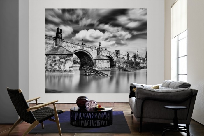 Die Fototapete Karlsbrücke in Prag, schwarz-weiß als große Bildtapete im Wohnzimmer. Als Bildtapete ist die Fototapete Karlsbrücke in Prag, schwarz-weiß ein besonderes Highlight auf Vliestapete.