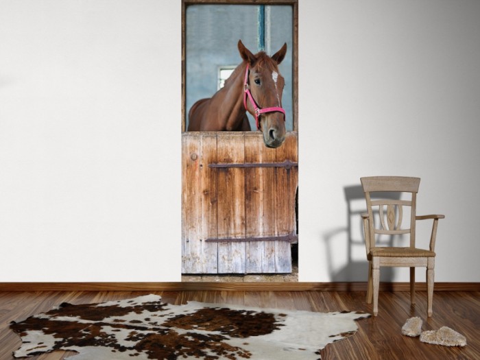 Ein Foto von dem 3D Fotopanel Pferd im Stall tapeziert an der Wand. Bestelle Deine Bildtapete online.