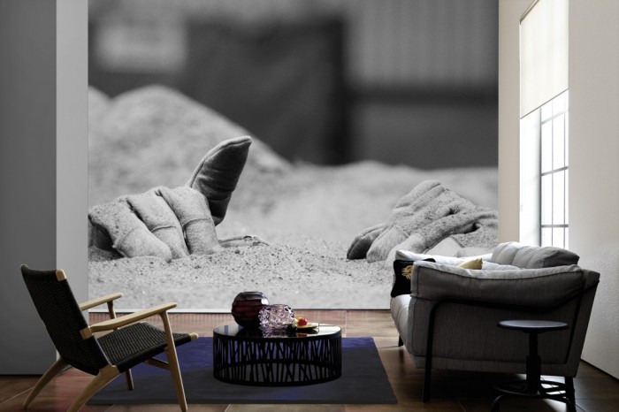 Im Wohnzimmer die Fototapete Handwerkers Handschuhe, schwarz-weiß auf einer großen Wand tapeziert. Die Fototapete Handwerkers Handschuhe, schwarz-weiß ist als Vlies-Fototapete im Wohnzimmer leicht zu tapezieren.