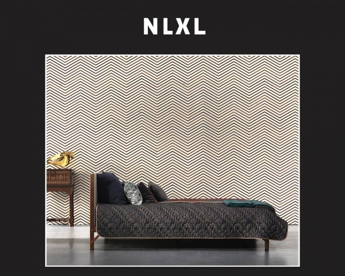 Die NLXL Tapete TIM-04 Timber Strips von Piet Hein Eek tapeziert an einer Wand.