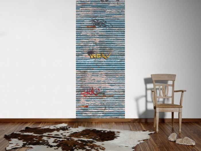 Ein Foto von dem 3D-Fotopanel Wellblech mit Grafiti tapeziert an der Wand. Bestelle Deine Bildtapete online.